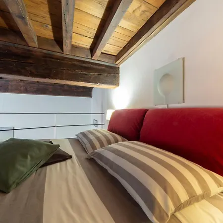 Guelfi Loft In A Historic Palace Apartment *