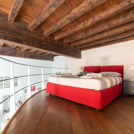 Guelfi Loft In A Historic Palace Apartment *